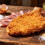 Come preparare una cotoletta perfetta: i segreti della panatura che non si stacca mai