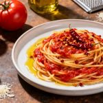 Spaghetti all'assassina con pomodoro e burrata: la ricetta di casa Sgarra