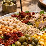 Insalata estiva saziante: gustosa, nutriente e leggera