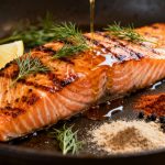 Come cuocere il salmone alla griglia in padella per ottenere un piatto succoso